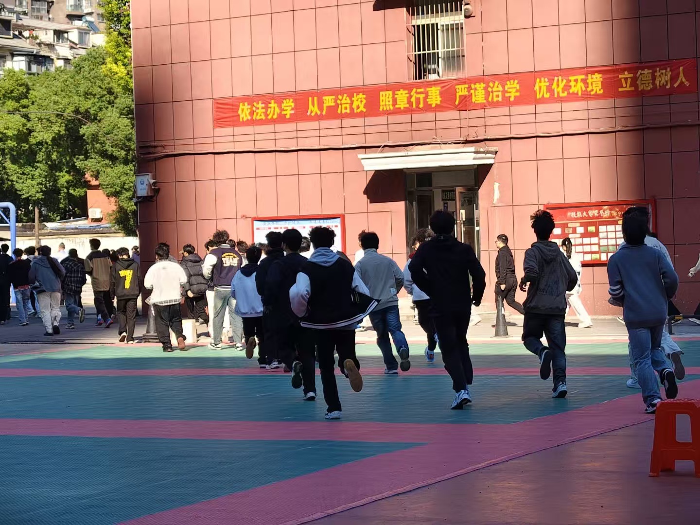 武漢科技職業(yè)學院開展消防安全專題培訓 暨實戰(zhàn)演練——筑牢校園安全防線 武漢科技職業(yè)學院開展消防安全專題培訓 暨實戰(zhàn)演練——筑牢校園安全防線