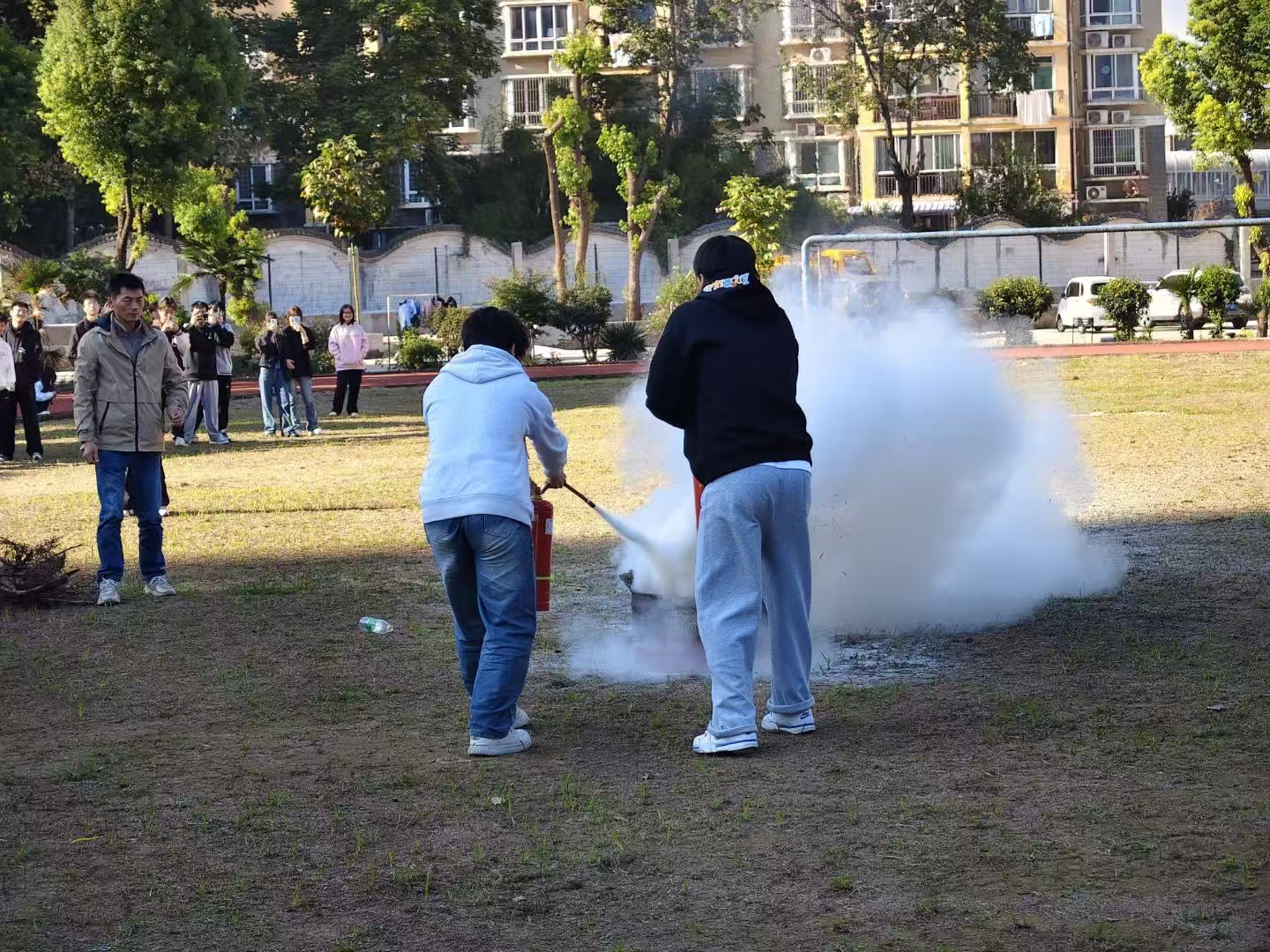 武漢科技職業(yè)學院開展消防安全專題培訓 暨實戰(zhàn)演練——筑牢校園安全防線 武漢科技職業(yè)學院開展消防安全專題培訓 暨實戰(zhàn)演練——筑牢校園安全防線