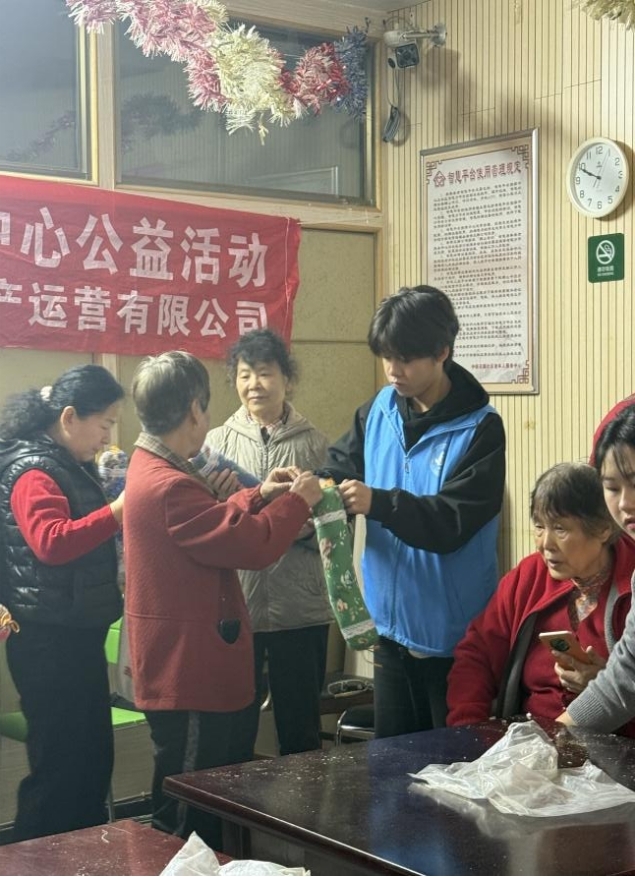 情暖重陽，枕護(hù)安康——武漢科技職業(yè)學(xué)院志愿者與長者共制艾草腰枕，樂享健康陽光