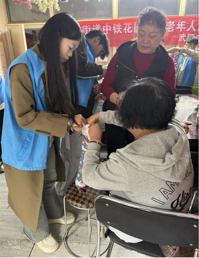 情暖重陽，枕護(hù)安康——武漢科技職業(yè)學(xué)院志愿者與長者共制艾草腰枕，樂享健康陽光