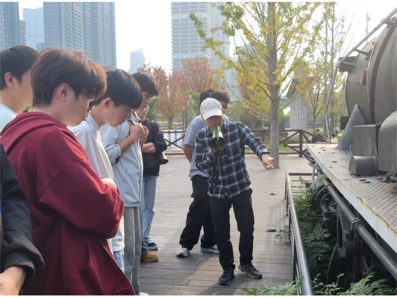 我院開展2025級學生四美塘文化公園沉浸式實踐教學活動 我院開展2025級學生四美塘文化公園沉浸式實踐教學活動