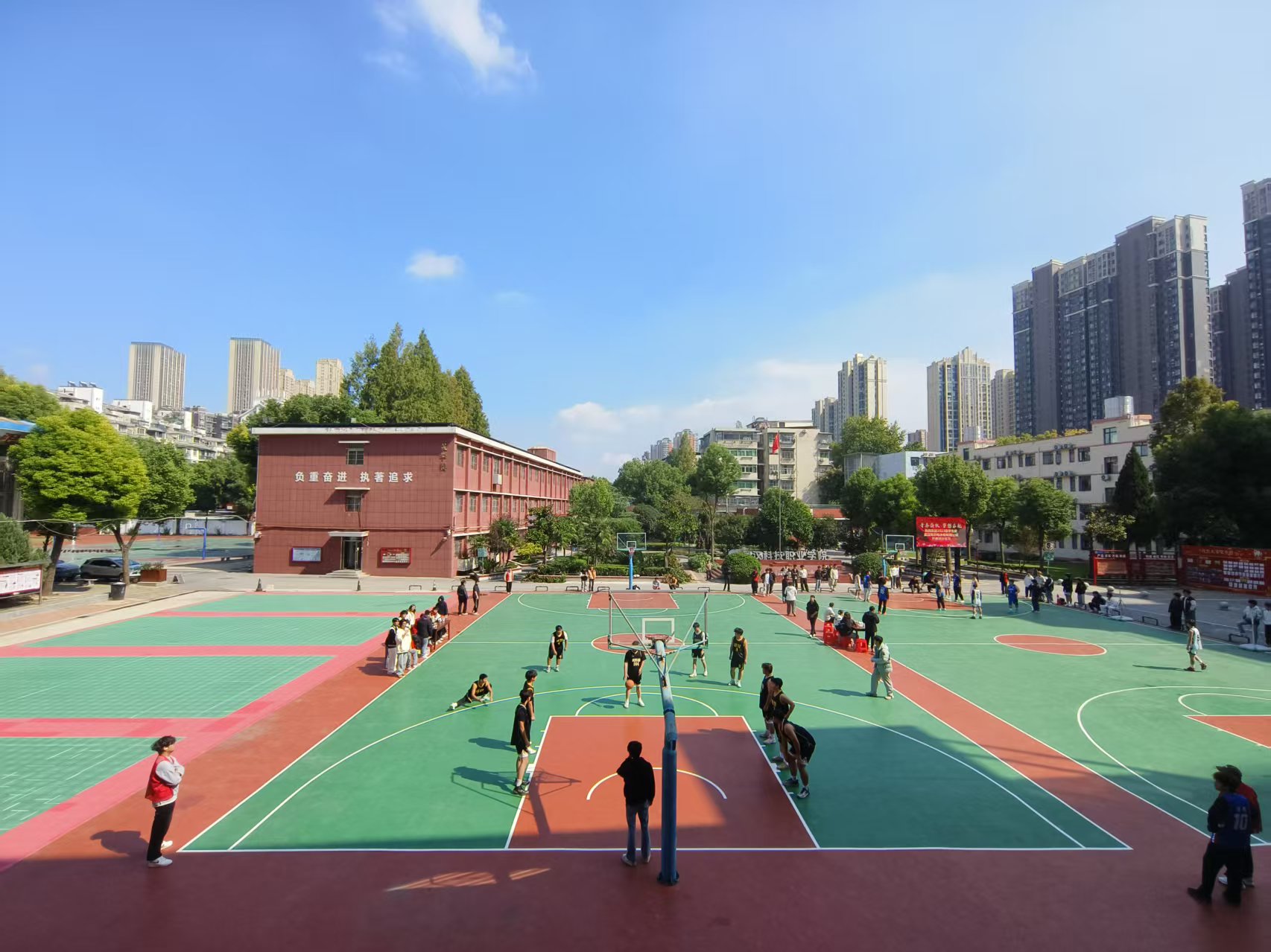 賽場燃情，以球會友！ 武漢科技職業(yè)學(xué)院第二十屆“希望杯”籃球賽精彩收官