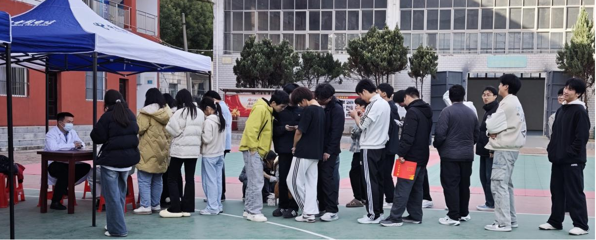 醫(yī)校協(xié)同，暖心護(hù)航 ——武漢科技職業(yè)學(xué)院攜手武漢市中心醫(yī)院開(kāi)展“公益義診進(jìn)校園”活動(dòng)