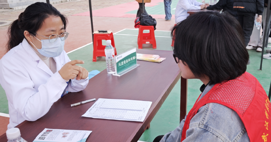 醫(yī)校協(xié)同，暖心護(hù)航 ——武漢科技職業(yè)學(xué)院攜手武漢市中心醫(yī)院開(kāi)展“公益義診進(jìn)校園”活動(dòng)