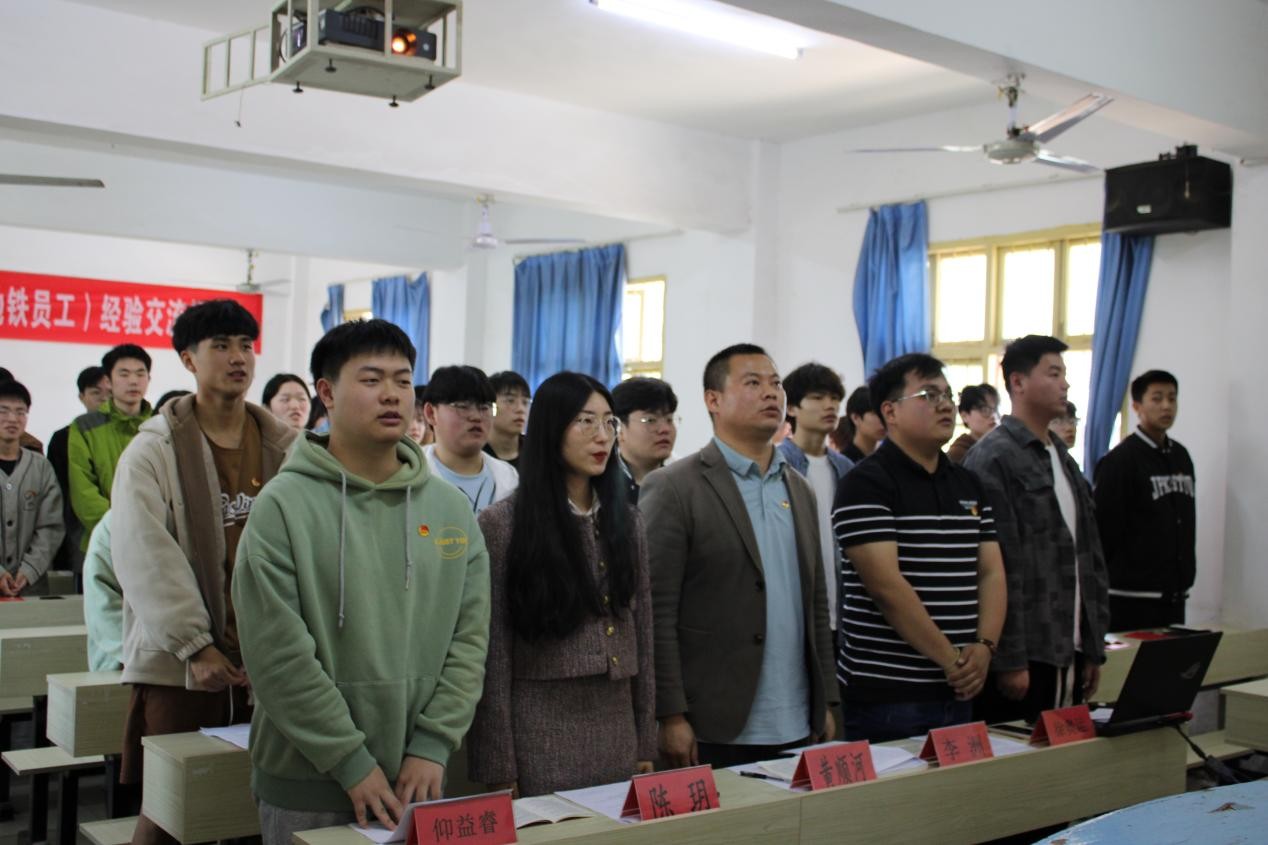 我校團委舉辦第三期團課結業(yè)典禮暨入團儀式