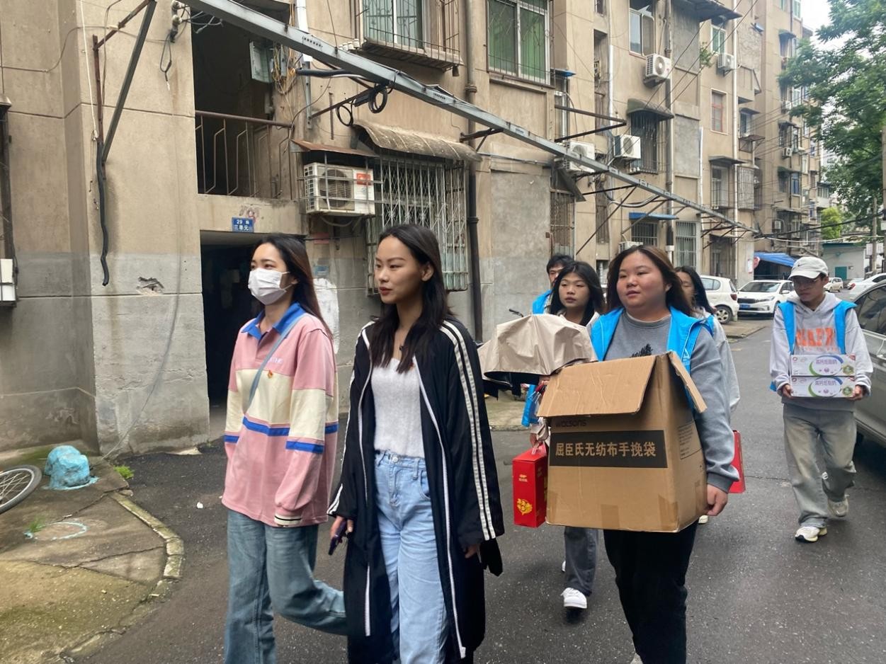 社會實踐|校團委與中鐵花園社區(qū)開展“愛心接力，情暖社區(qū)”結對共建活動   