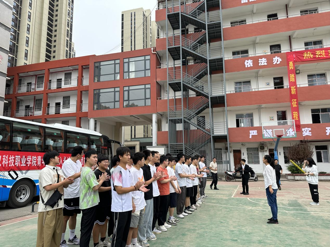 武科職學(xué)子開啟新征程：我院歡送學(xué)生赴企業(yè)實習(xí)就業(yè)！