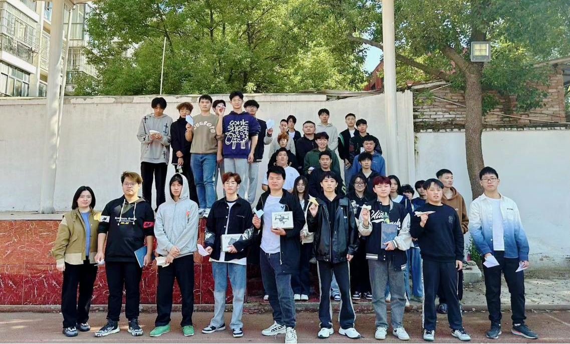 紙飛機大賽激發(fā)創(chuàng)新思維，展現(xiàn)飛行夢想