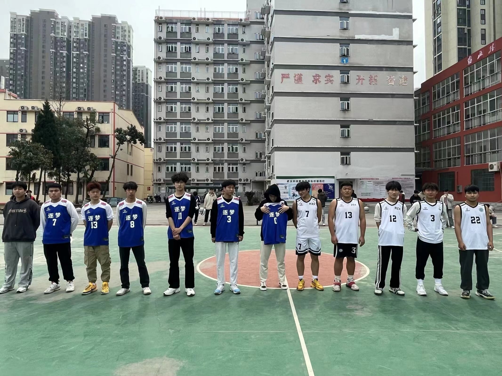 團(tuán)魂燃星空，拼搏正當(dāng)時(shí)丨新生籃球賽八強(qiáng)賽“戰(zhàn)況”速報(bào)