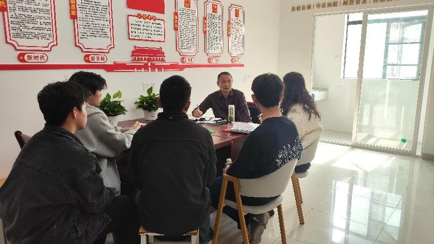 武漢科技職業(yè)學(xué)院黨委書記進(jìn)學(xué)生社區(qū) 踐行中央八項(xiàng)規(guī)定精神