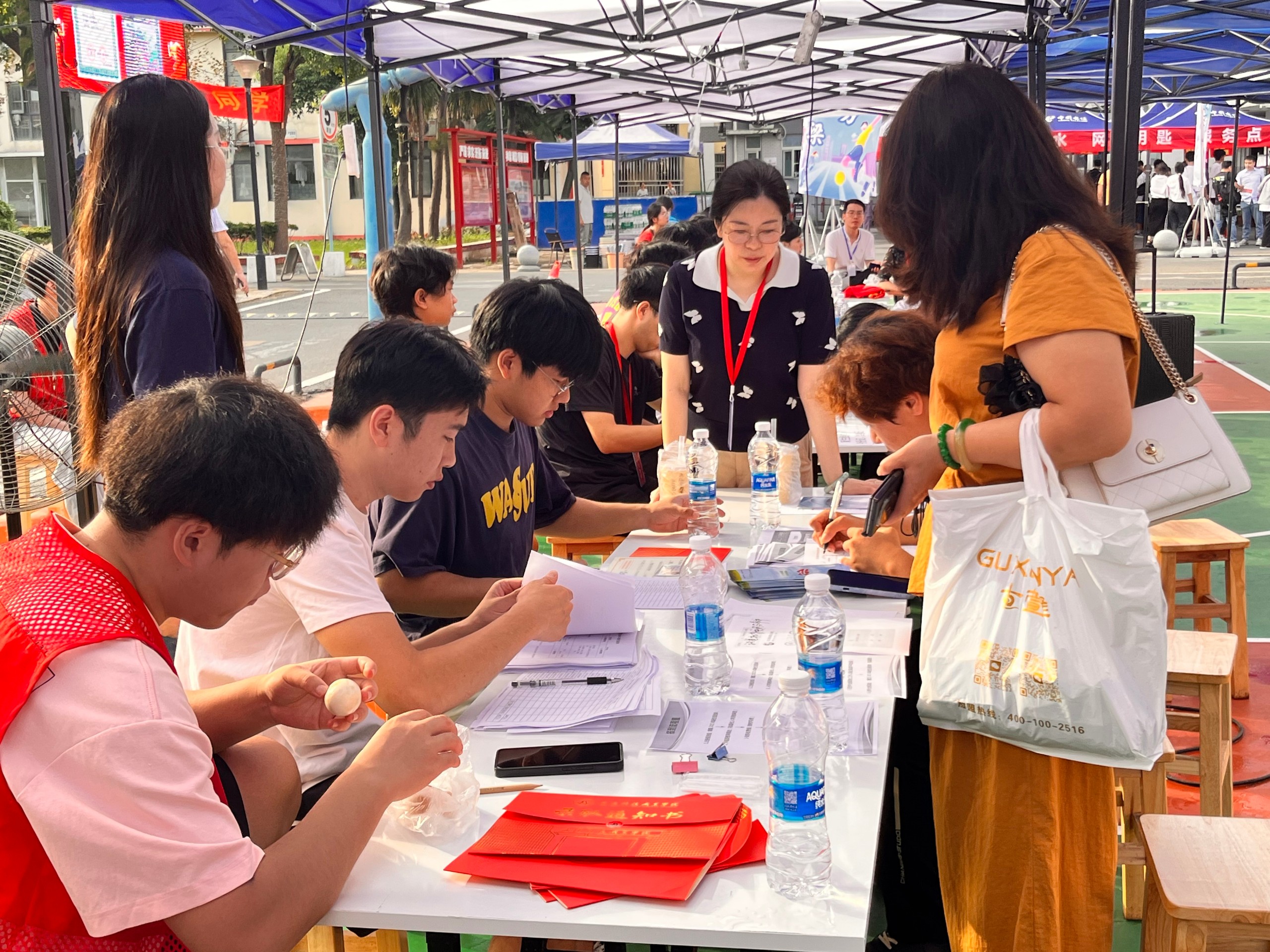 以心迎新，共赴星?！錆h科技職業(yè)學(xué)院圓滿完成2025級新生迎接工作