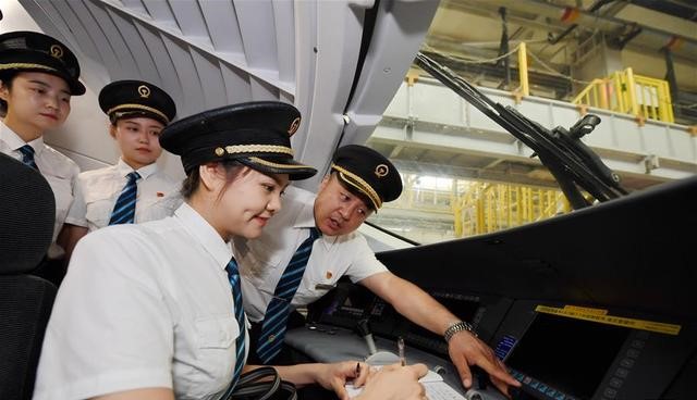 國內(nèi)鐵路將迎來首批女動車組司機