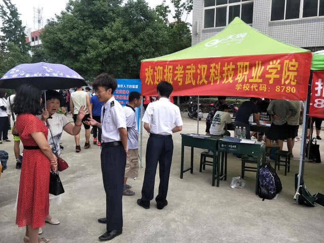 媒體以“地鐵建設(shè)催生人才需求 軌道交通專(zhuān)業(yè)受熱捧”為題對(duì)我院招生進(jìn)行報(bào)道