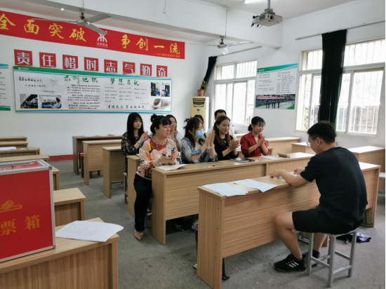 中國共產(chǎn)黨武漢科技職業(yè)學院委員會學工第二支部委員會舉行換屆選舉大會 中國共產(chǎn)黨武漢科技職業(yè)學院委員會學工第二支部委員會舉行換屆選舉大會