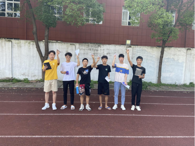 武漢科技職業(yè)學(xué)院成功舉辦了第四屆紙飛機(jī)比賽 武漢科技職業(yè)學(xué)院成功舉辦了第四屆紙飛機(jī)比賽