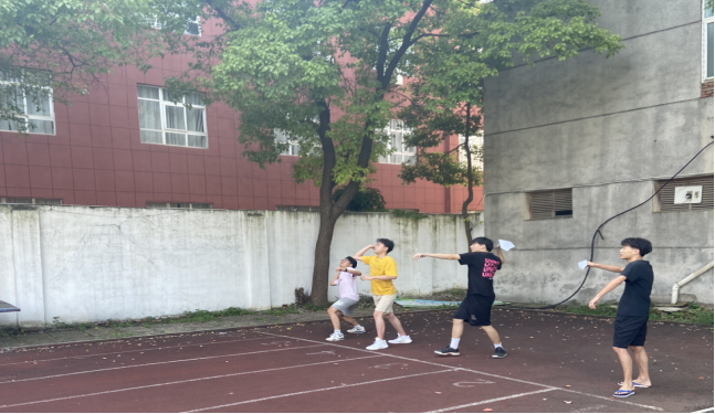 武漢科技職業(yè)學(xué)院成功舉辦了第四屆紙飛機(jī)比賽 武漢科技職業(yè)學(xué)院成功舉辦了第四屆紙飛機(jī)比賽