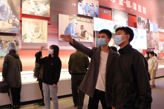 人民至上，生命至上 我院組織黨員教職工及入黨積極分子 到武漢客廳參觀抗疫專題展覽