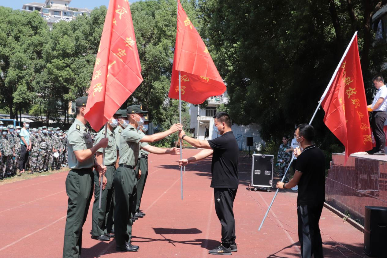 我校新生軍訓(xùn)開營(yíng)儀式圓滿落幕