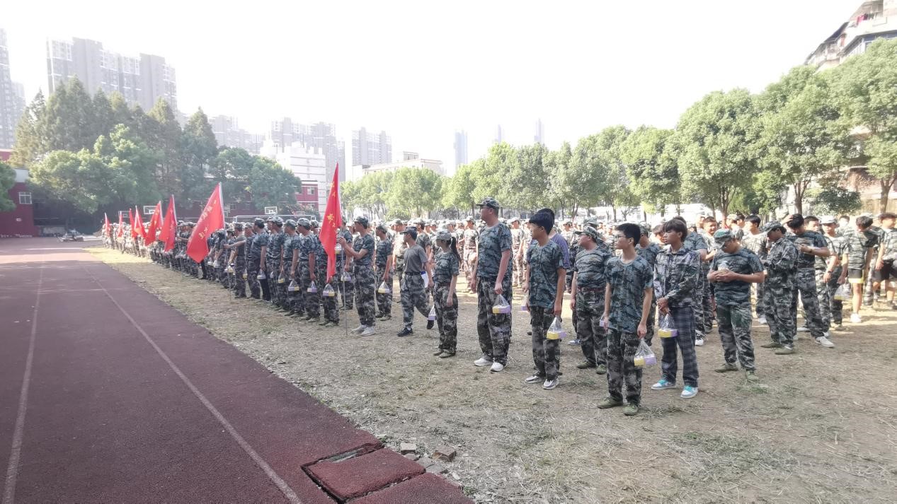 “濃情中秋，愛滿校園”我校為軍訓(xùn)新生發(fā)放月餅