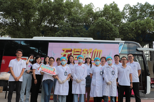 我院組織百余名學生參加楊園街道  團體無償獻血活動