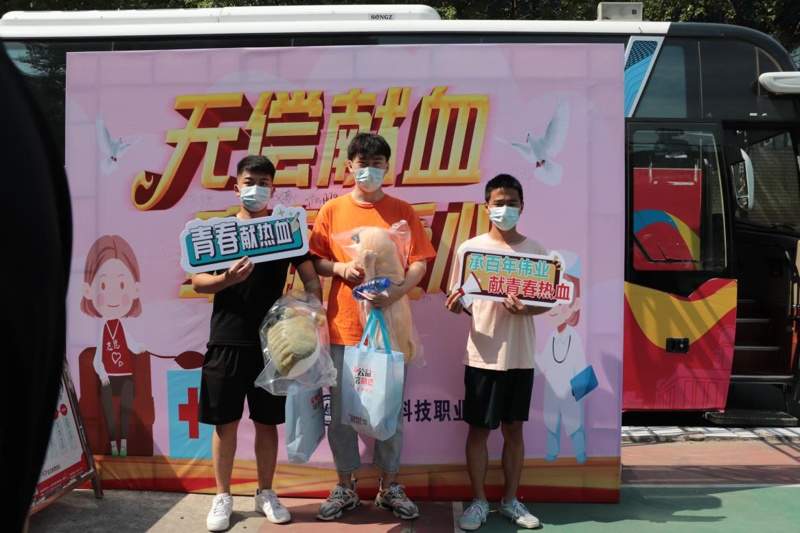 我院組織百余名學生參加楊園街道  團體無償獻血活動